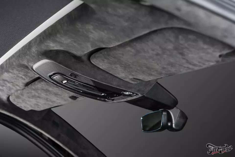 Audi Q7. Пошив в натуральную кожу верха торпедо и дверей. Перетяжка потолока в алькантару.
